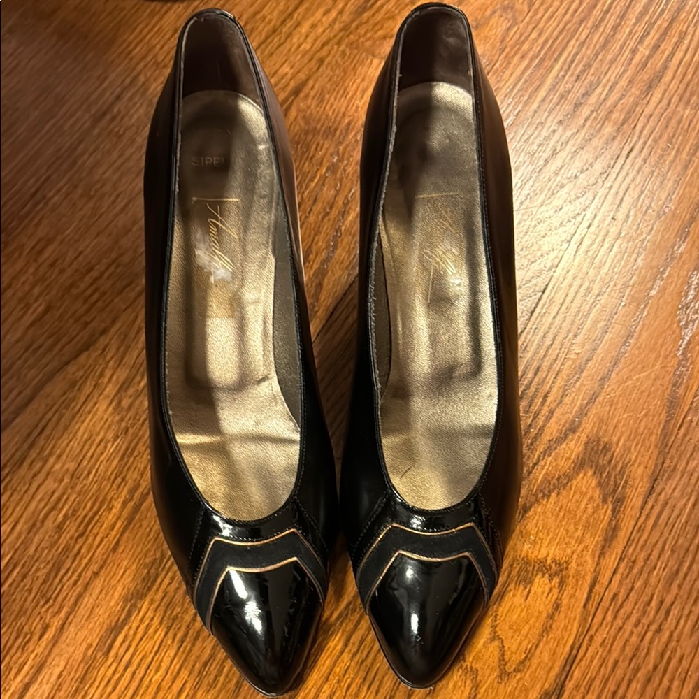 Amalfi pumps black leather and patent with gold accents 8-1/2 AA